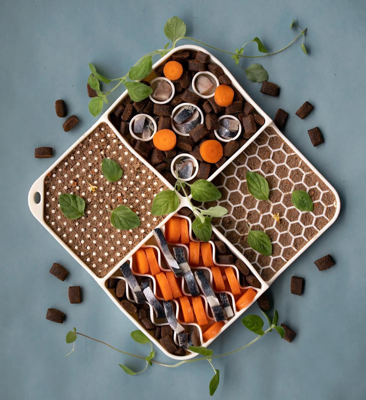 Slowfeeder and licking mats